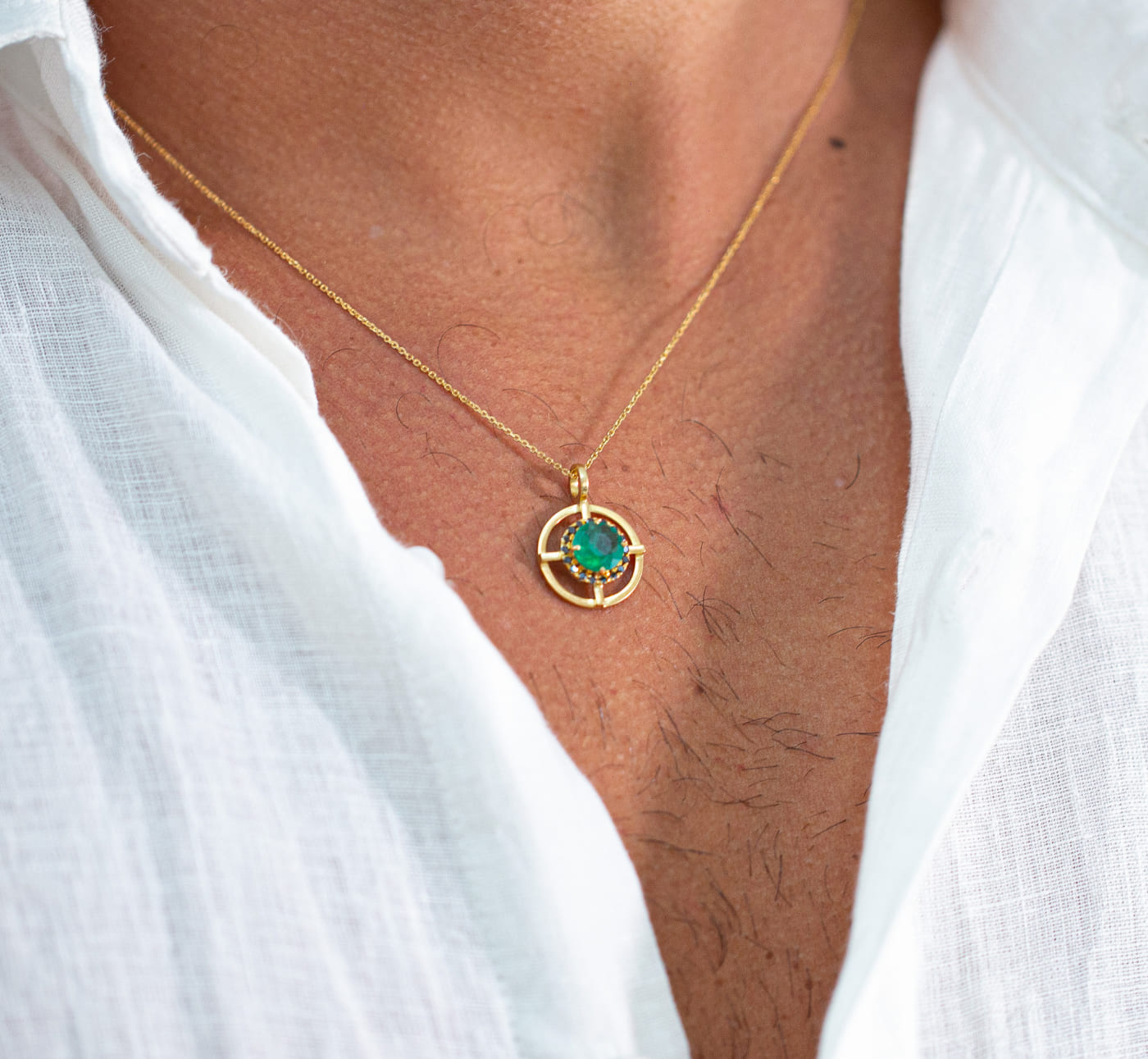 Colar amuleto esmeralda - Vista