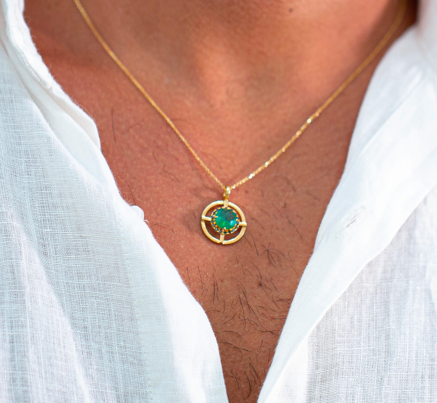 Colar amuleto esmeralda - Vista