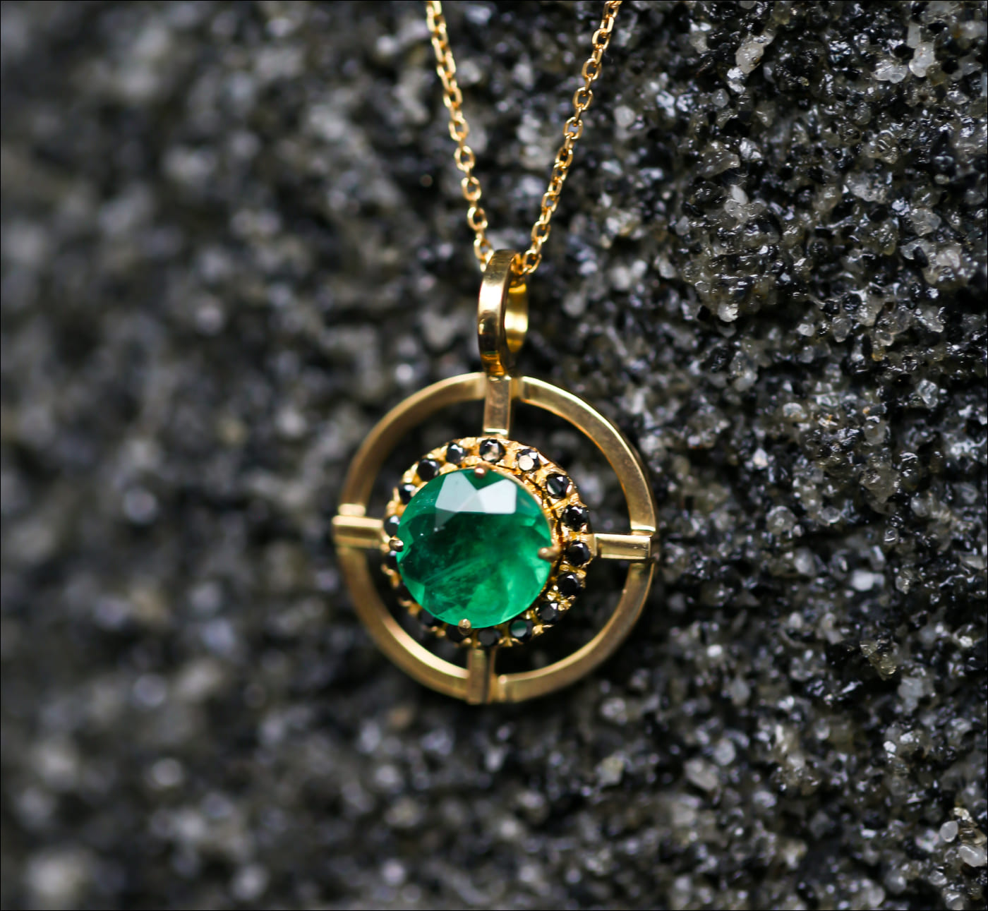 Colar amuleto esmeralda - Vista