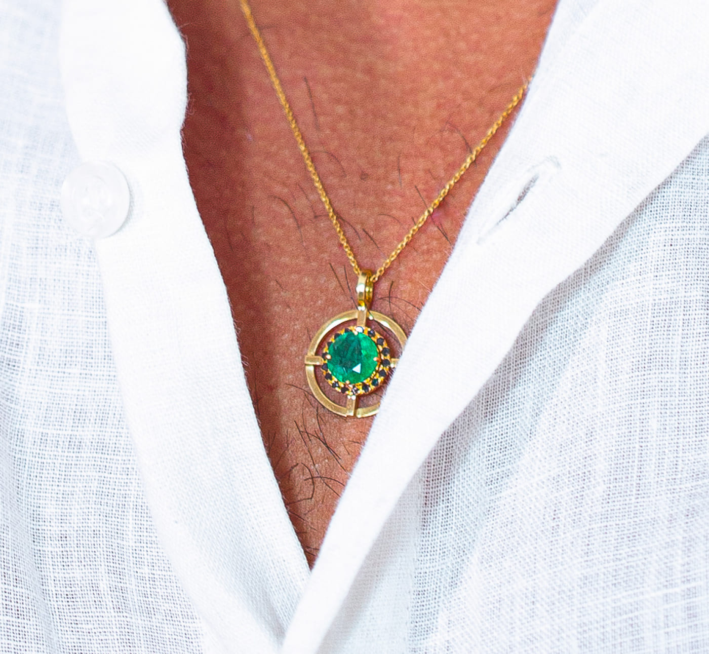 Colar amuleto esmeralda - Vista