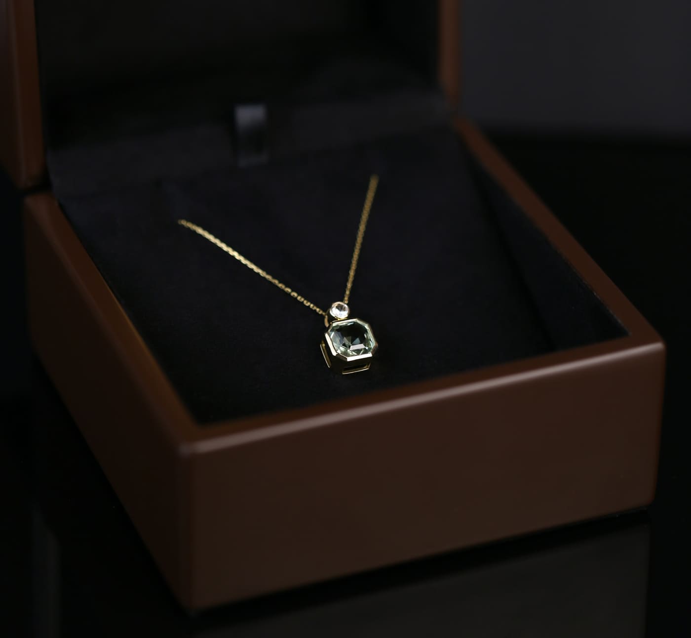 Colar amuleto esmeralda - Vista